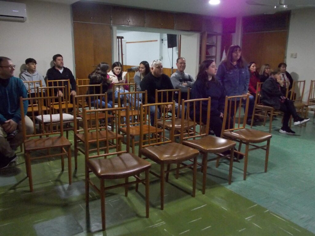 Escuela cristiana en comunidad, oración, fe y enseñanza bíblica.